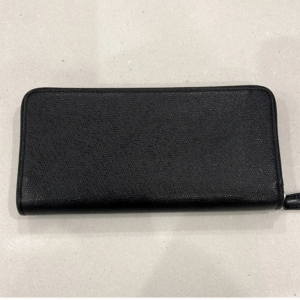 Tumi Black Coated Leather zip Around wallet, Silver Hdwre, GUC